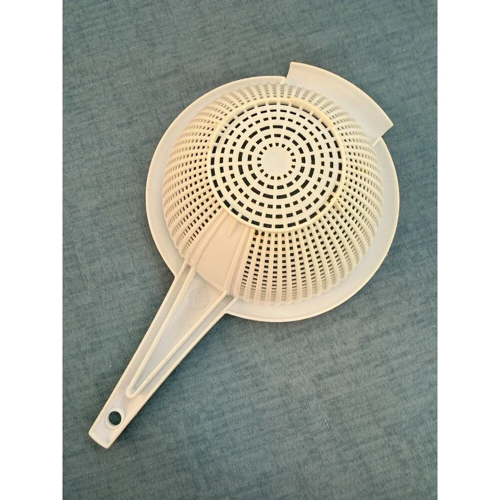 Vintage Rubbermaid 1 Qt Colander Strainer #2932 White w/Handle
